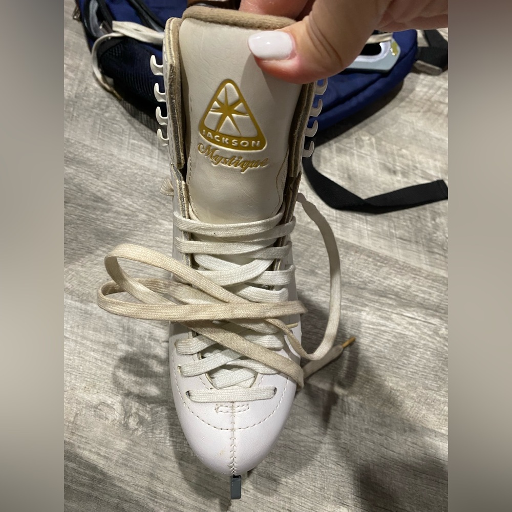 Jackson ARTISTE Junior 4.5 Junior Figure Skates 1490.